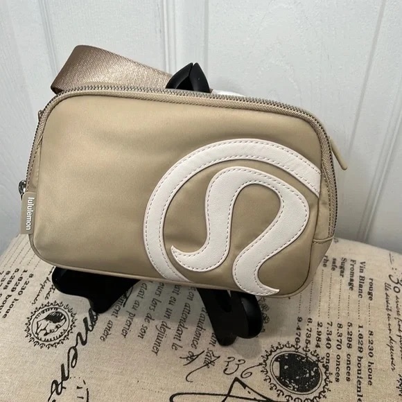 Lululemon Everywhere Belt Bag in Trench/White Opal!🔥 - Picture 2 of 10